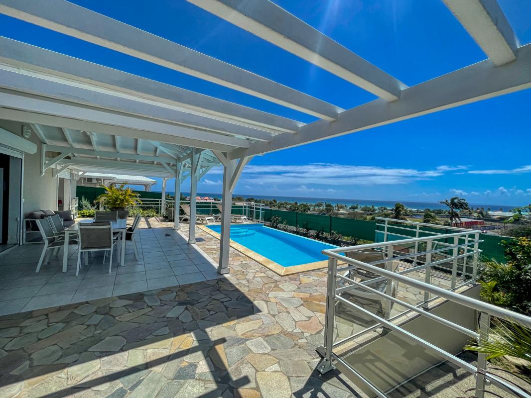 Location villa Rubis 2 chambres 4 personnes vue sur mer piscine à St François en Guadeloupe - terrasse.